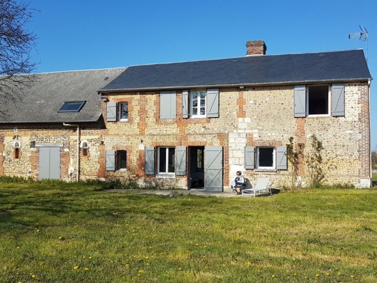 Arrière de la longère et sa terrasse abritée, face au verger