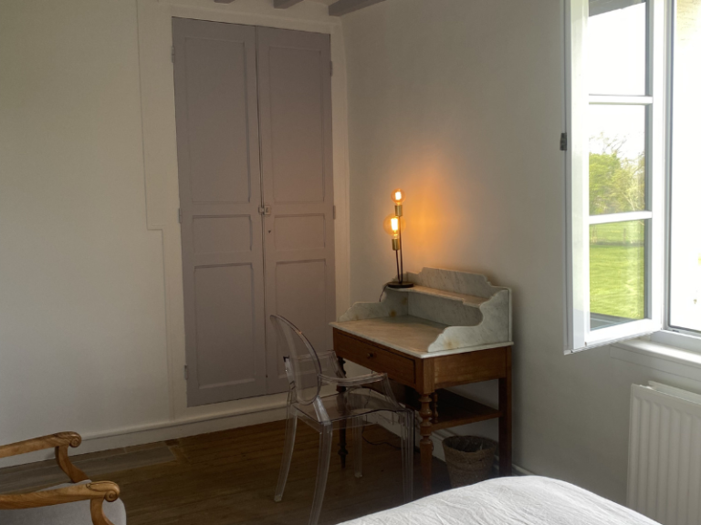 Bureau ancien et placard de la chambre La Chambre Mauve