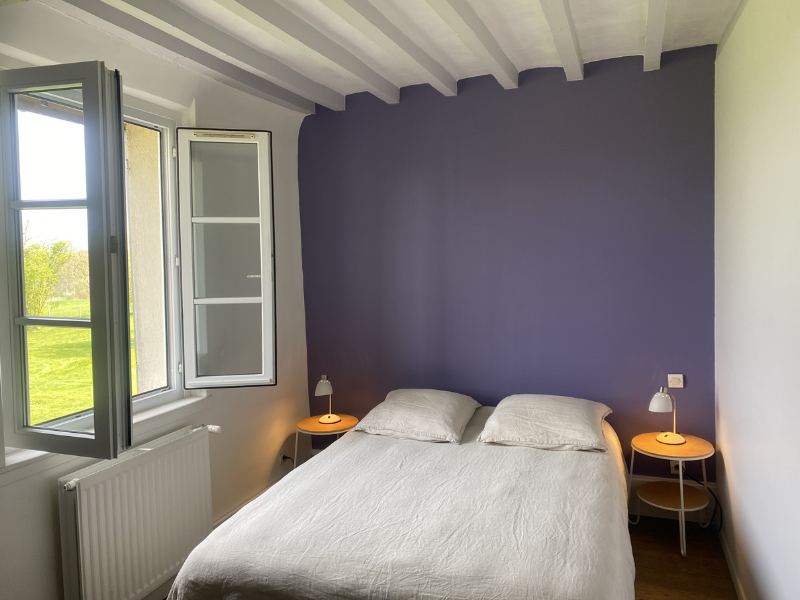 Chambre aux murs de brique et de silex