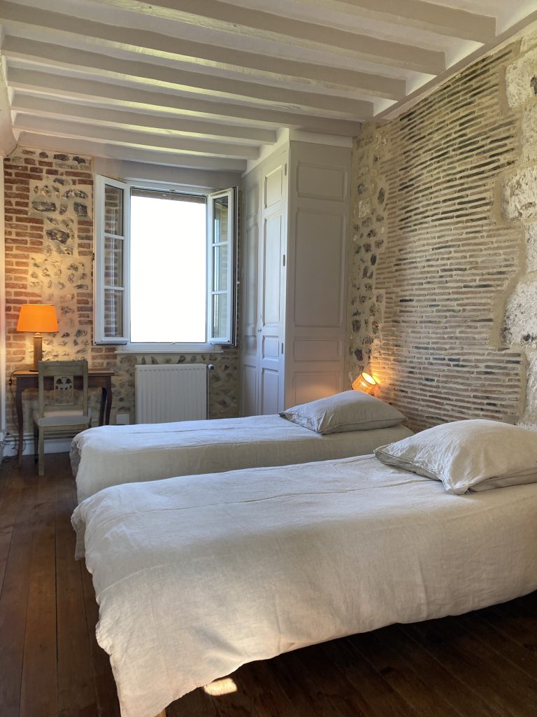 La chambre La Briqueterie préparée en deux lits simples