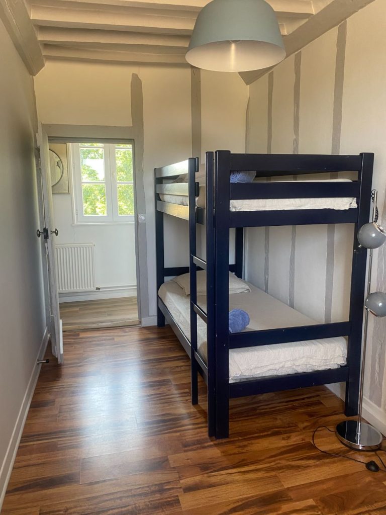 Bureau et fenêtre ouverte sur le pré dans la chambre Le Perchoir