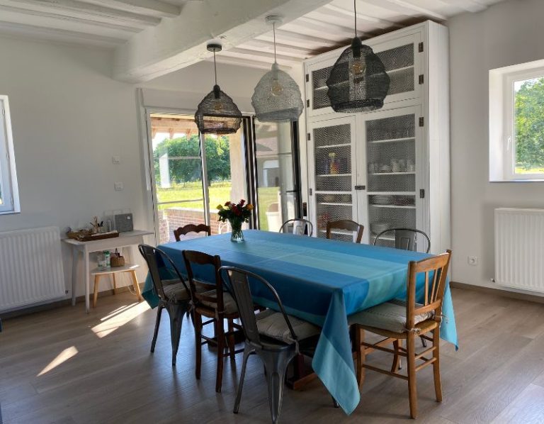 Table de la cuisine dressée pour un repas de groupe de dix personnes