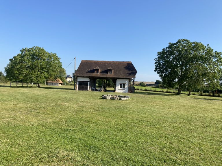La Cavardière, dépendance ouverte avec table de jardin, entre les noyers du pré