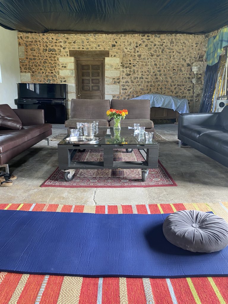 Grande salle préparée pour un stage de yoga à l'Herbagère de Montaure