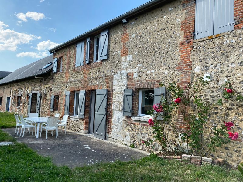 Tables de jardin dressées derrière la longère pour un anniversaire de famille