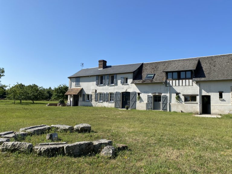 Façade en brique et silex de la longère normande à louer à Montaure, dans l'Eure