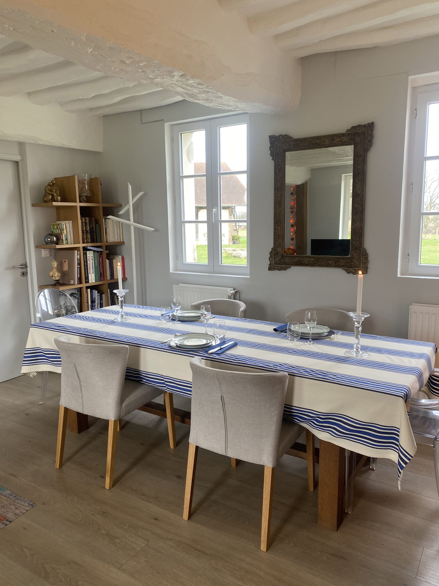 Longue table de chêne dressée pour un déjeuner de famille