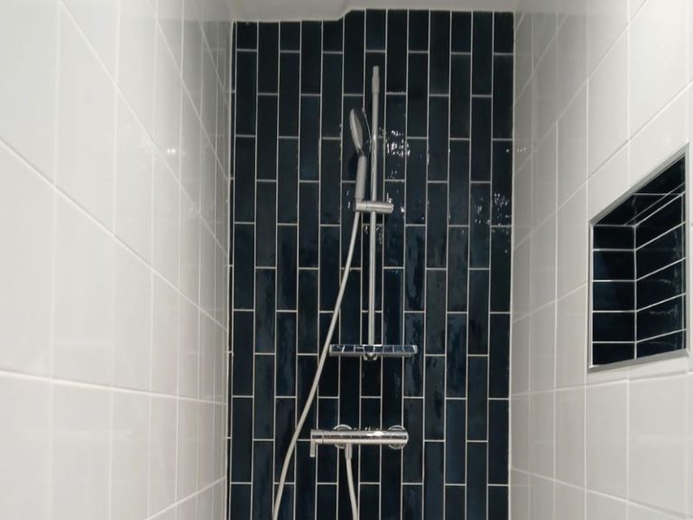 Douche à l'italienne au carrelage bleu nuit de la salle de douche du rez-de-chaussée